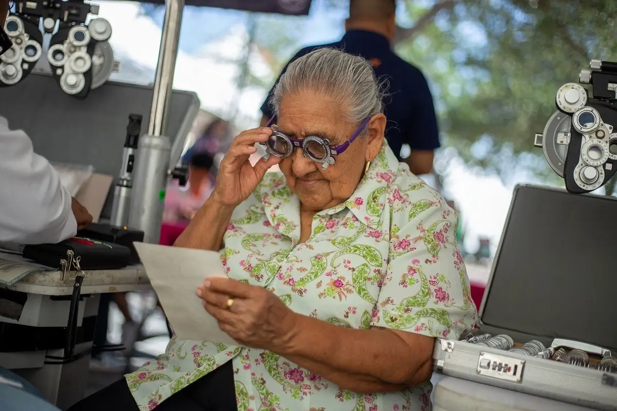 La Secretaría de Igualdad e Inclusión continúa trabajando para garantizar que todas las personas tengan acceso a servicios de salud visual de calidad, fomentando así la igualdad y la inclusión en Nuevo León. Foto: Secretaría de Igualdad e Inclusión