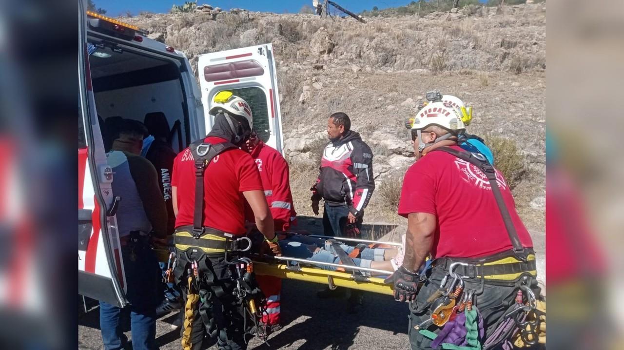 Una pareja derrapó y se fue a un barranco sobre la carretera Durango-Mazatlán. Foto: Cortesía.