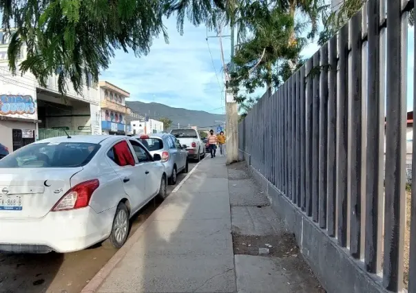 Quitan a ambulantes afuera del Hospital Infantil en Victoria