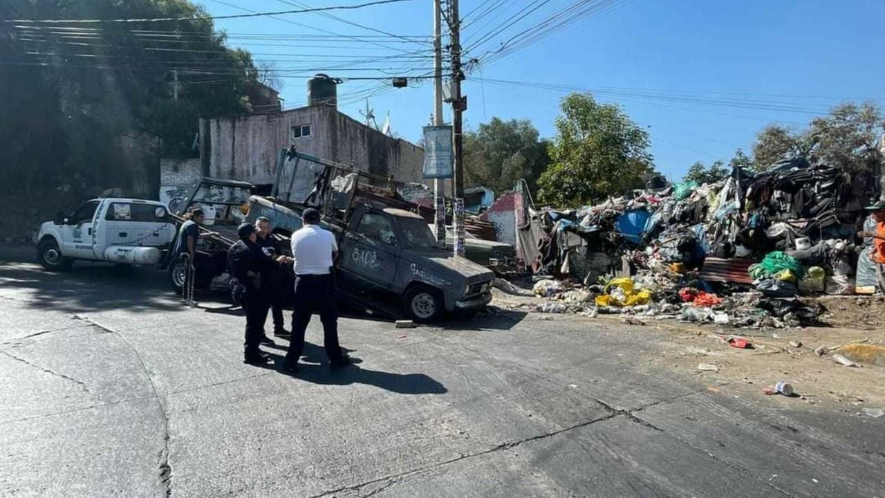 El retiro de las toneladas de basura, incluyendo una camioneta abandonada, se dio luego de que los vecinos se quejaron con las autoridades por los riesgos que representaba. Foto: Gob. de Naucalpan