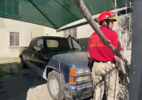 Persona queda atrapada dentro de su auto en Monterrey