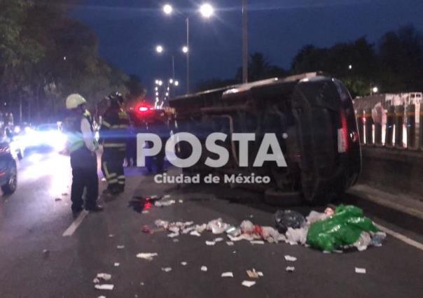 Unidad transportadora de basura termina volcada sobre Periférico