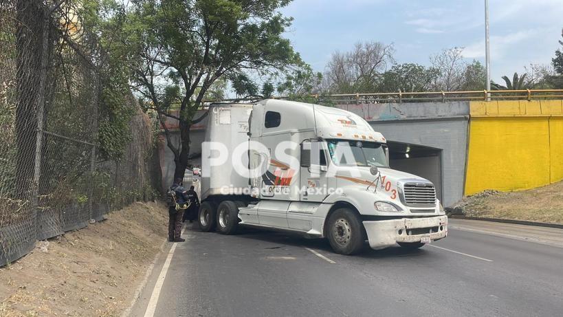 Tráiler se queda atorado debajo de un puente vehicular, el conductor es detenido Fotos: Ramón Ramírez