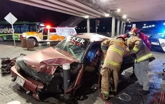 Choca conductor en el Centro de Monterrey y queda prensado