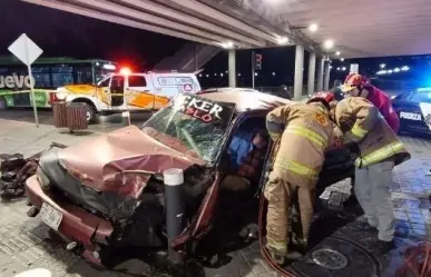 Choca conductor en el Centro de Monterrey y queda prensado