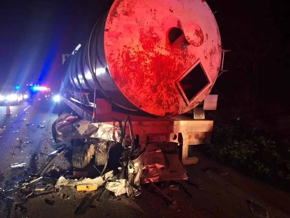 El chofer de la unidad que estuvo involucrada en el accidente en el que murieron cuatro jóvenes seguirá en prisión su proceso judicial.- Foto de la FGE