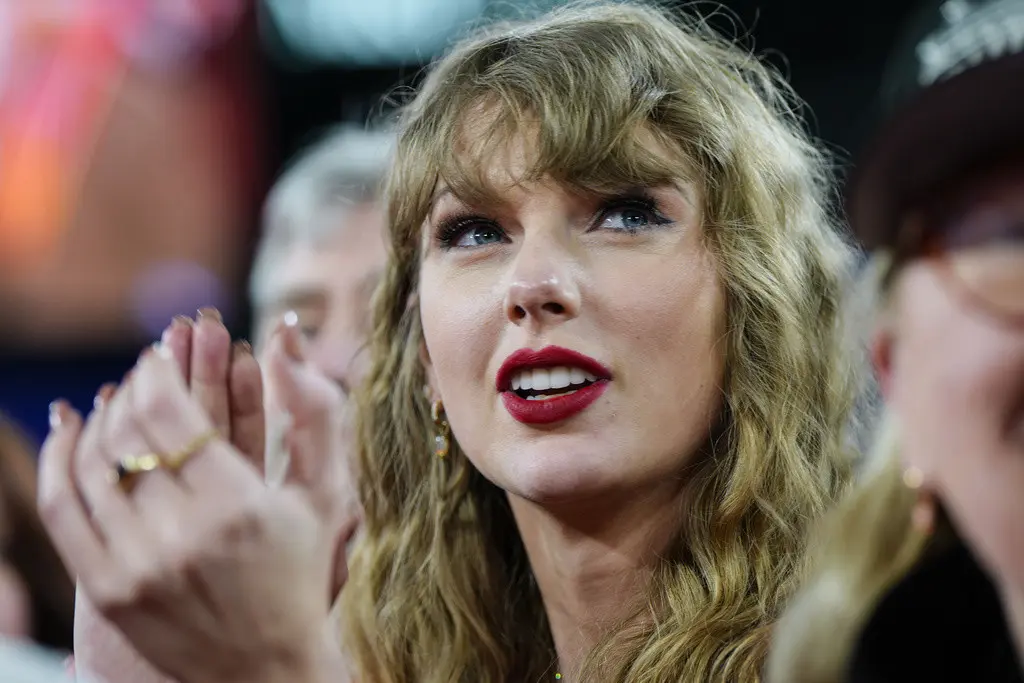 Taylor Swift observa la final de la Conferencia Americana entre los Ravens de Baltimore y los Chiefs de Kansas City, el domingo 28 de enero de 2024, en Baltimore. (AP Foto/Julio Cortez)