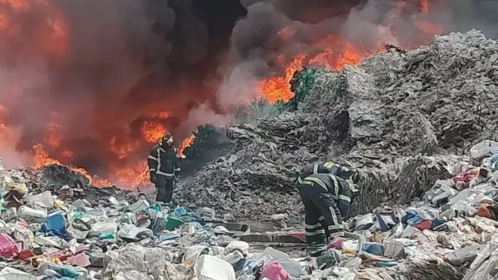 Se incendia planta de reciclaje de plástico en Valle de Chalco