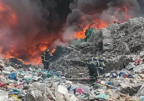 Se incendia planta de reciclaje de plástico en Valle de Chalco