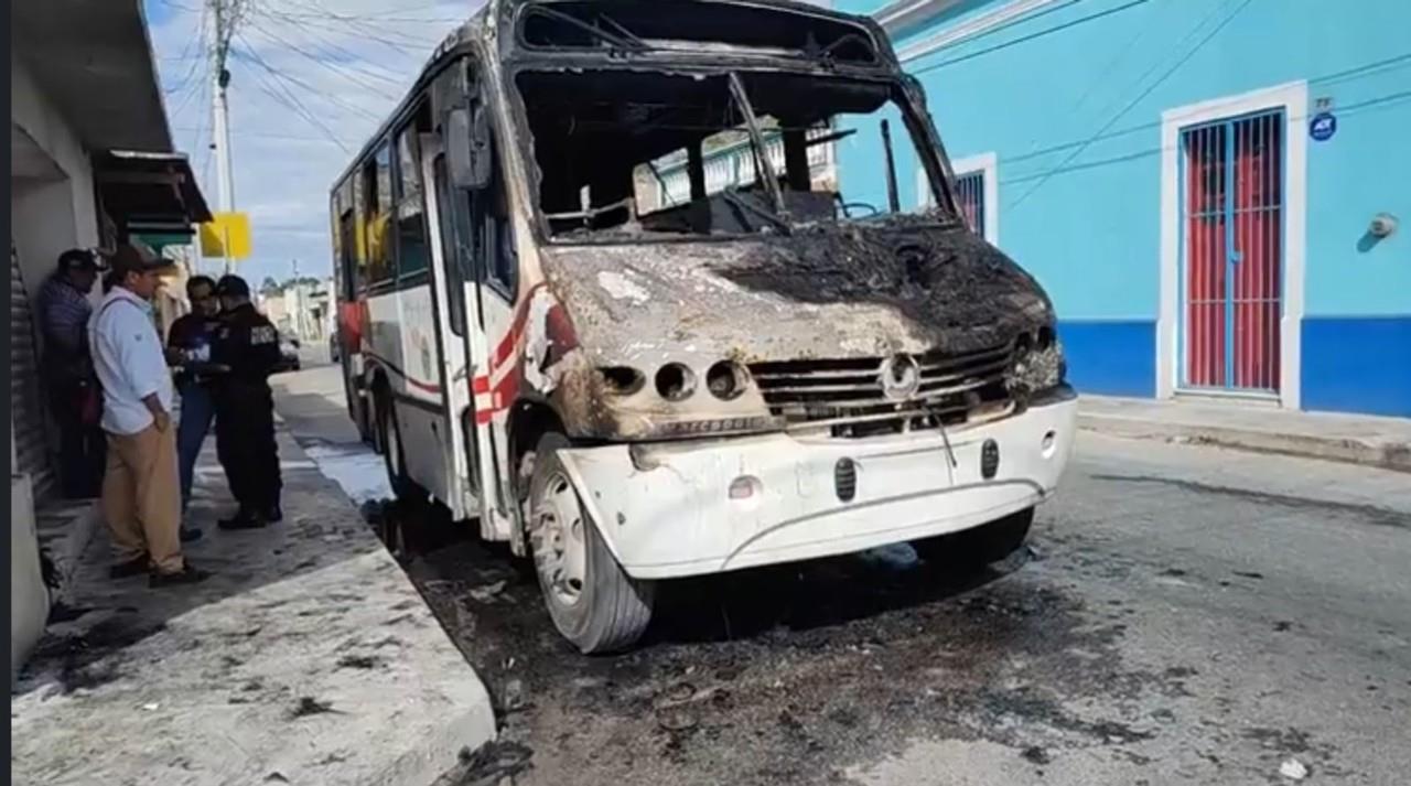 Camión de la Alianza 50, sufrió de un incendio repentino en el centro de la ciudad de Mérida. Foto: Redes sociales.