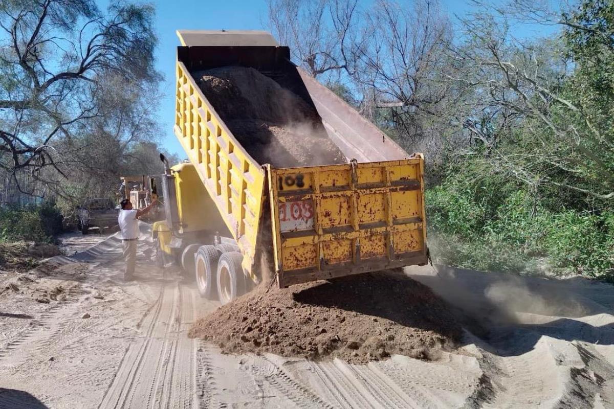 Limpian y rehabilitan caminos en la zona rural de Los Cabos