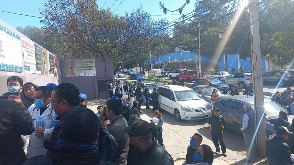 Con apoyo de la fuerza pública intentaron desalojar a los ocupantes de la Casa Hogar San Luis Gonzaga, los padres de familia lo impidieron. Foto: FB Realizada Naucalpan