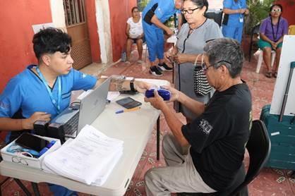 Inician el año con la entrega de lentes a yucatecos de escasos recursos