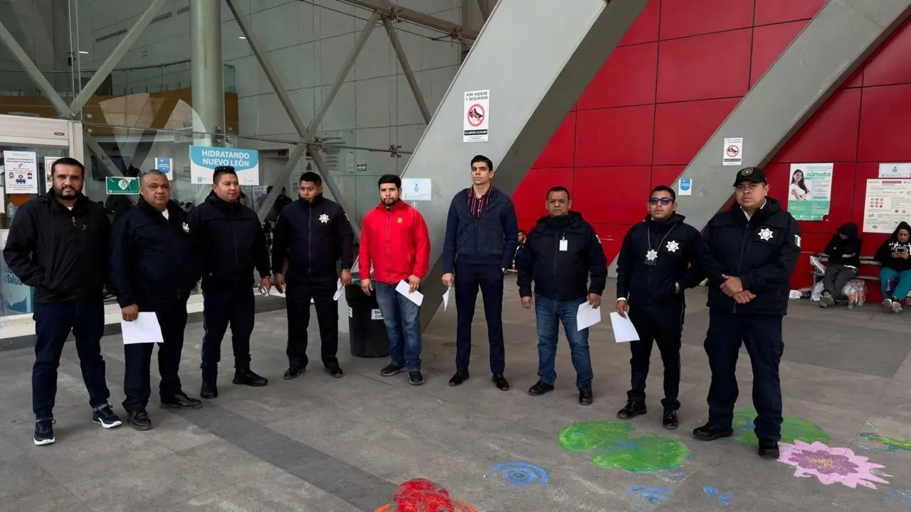 Nueve oficiales de Tránsito acudieron al llamado realizado por el personal médico y los familiares del niño. Foto: Municipio de Guadalupe