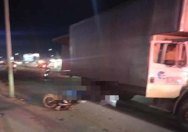 Muere motociclista arrollado por un camión en Monterrey