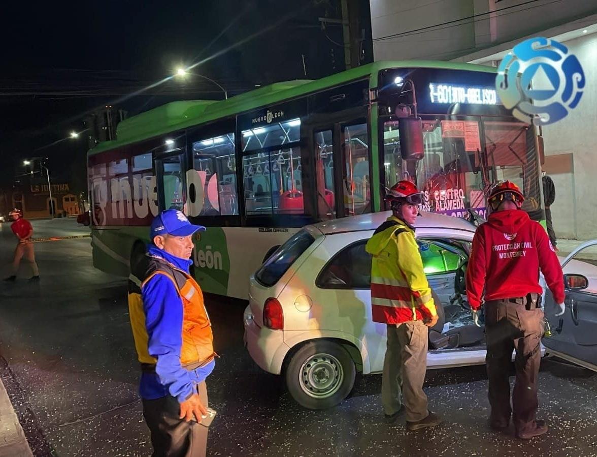 En el suceso, se vieron involucrados una ruta urbana y un vehículo sedan. Foto: Protección Civil de Monterrey.