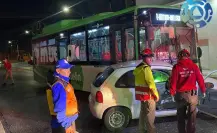 Choque entre ruta y auto deja una mujer herida en Monterrey