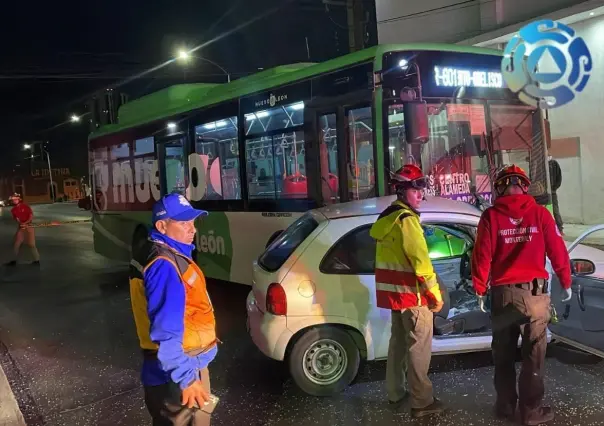 Choque entre ruta y auto deja una mujer herida en Monterrey