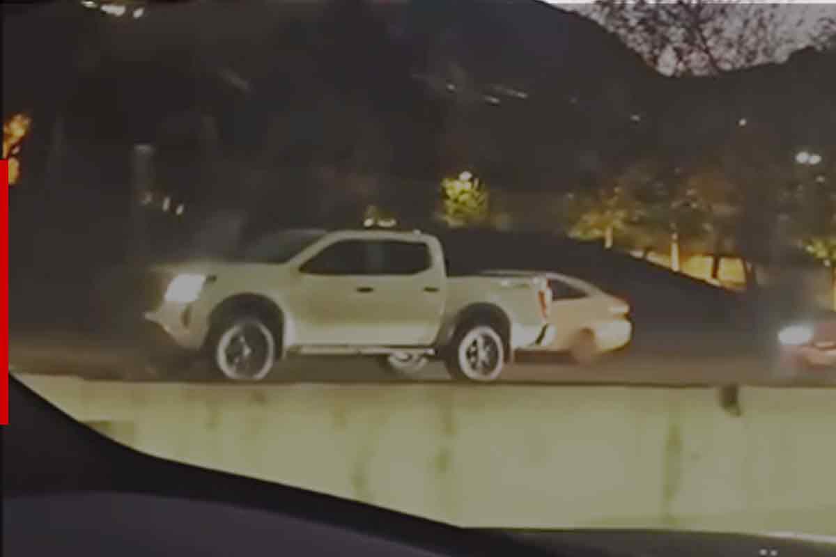 Captan a conductor manejando de reversa en la Carretera Nacional