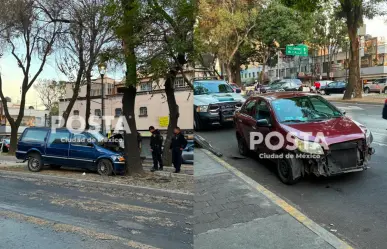 Automovilista se pasa el alto y provoca que camioneta choque contra árbol