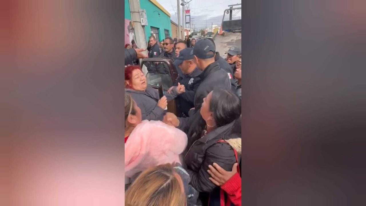 Enfrentamiento entre municipales y ciudadanía en manifestación. Foto y Video: Jesús Carrillo.