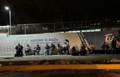 Acampan afuera de escuelas para inscribir a sus hijos en plantel de su agrado