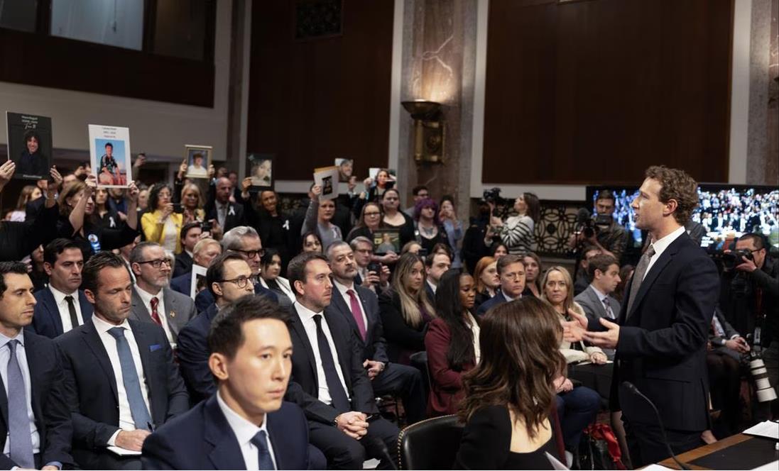 Ante la petición de los congresistas, Zuckerberg se disculpó públicamente con estos familiares. Foto: EFE