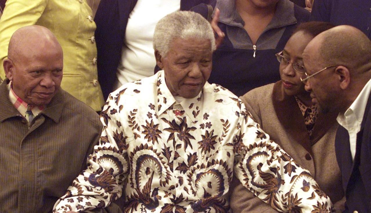 La subasta de artículos personales de Nelson Mandela suspendida por el Gobierno sudafricano. Foto. AP