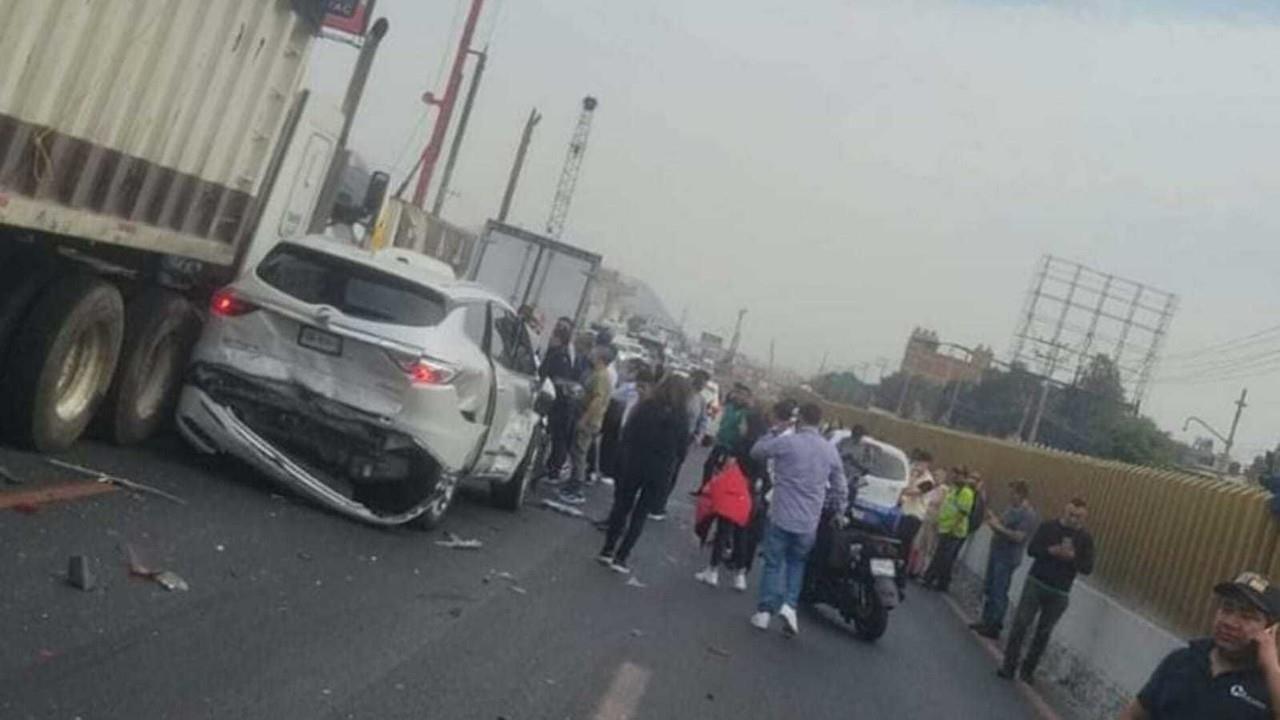 El choque múltiple paralizó la circulación en la autopista México-Puebla, la alternativa vial es la carretera federal. Foto: Especial