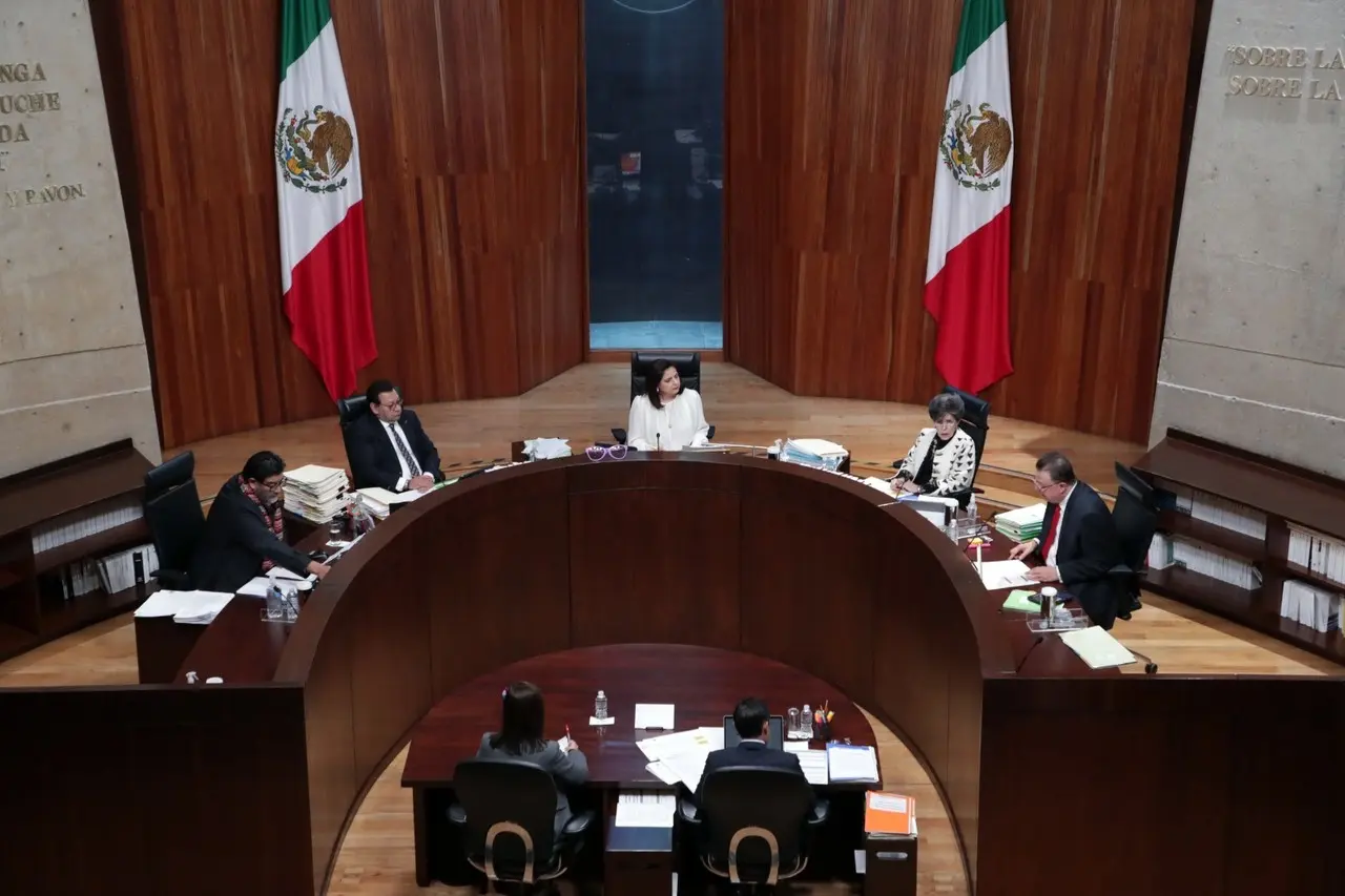 En una sesión pública presencial, la Sala Superior, a propuesta de la magistrada presidenta Mónica Aralí Soto Fregoso, dejó sin efectos las determinaciones emitidas en la controversia de inconstitucionalidad local. Foto: X/ @TEPJF_informa