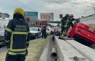 Cae auto de desnivel en Nezahualcóyotl (VIDEO)