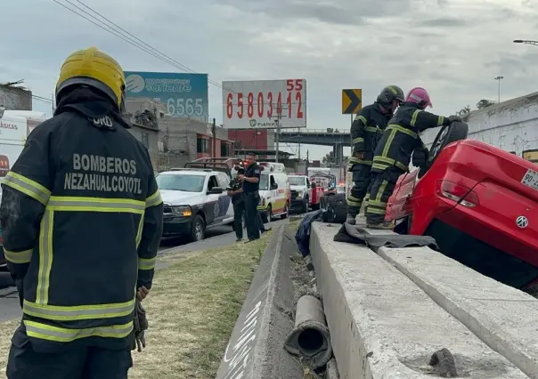 Cae auto de desnivel en Nezahualcóyotl (VIDEO)