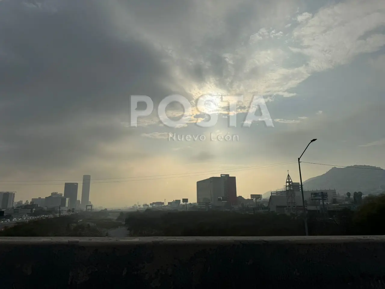 El Cerro de la Silla, reconocido como uno de los principales atractivos turísticos de Monterrey, solía ser visible desde diversos puntos de la ciudad.  Foto: Martín González