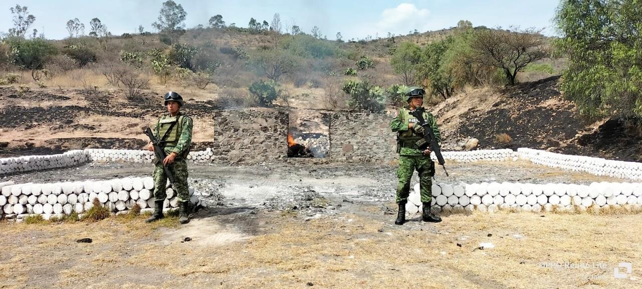 Entre las drogas que se destruyeron hay coacaína, metanfetaminas, marihuana y otros objetos utilizados para cometer distintos delitos. Foto: SEDENA MX