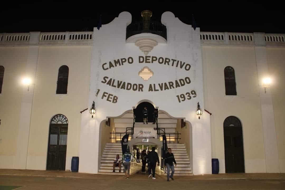 Autoridades deportivas y público que acude todos los días a realizar deporte, celebraron este jueves el aniversario 85 del estadio Salvador Alvarado.- Foto de Alejandro Zapata