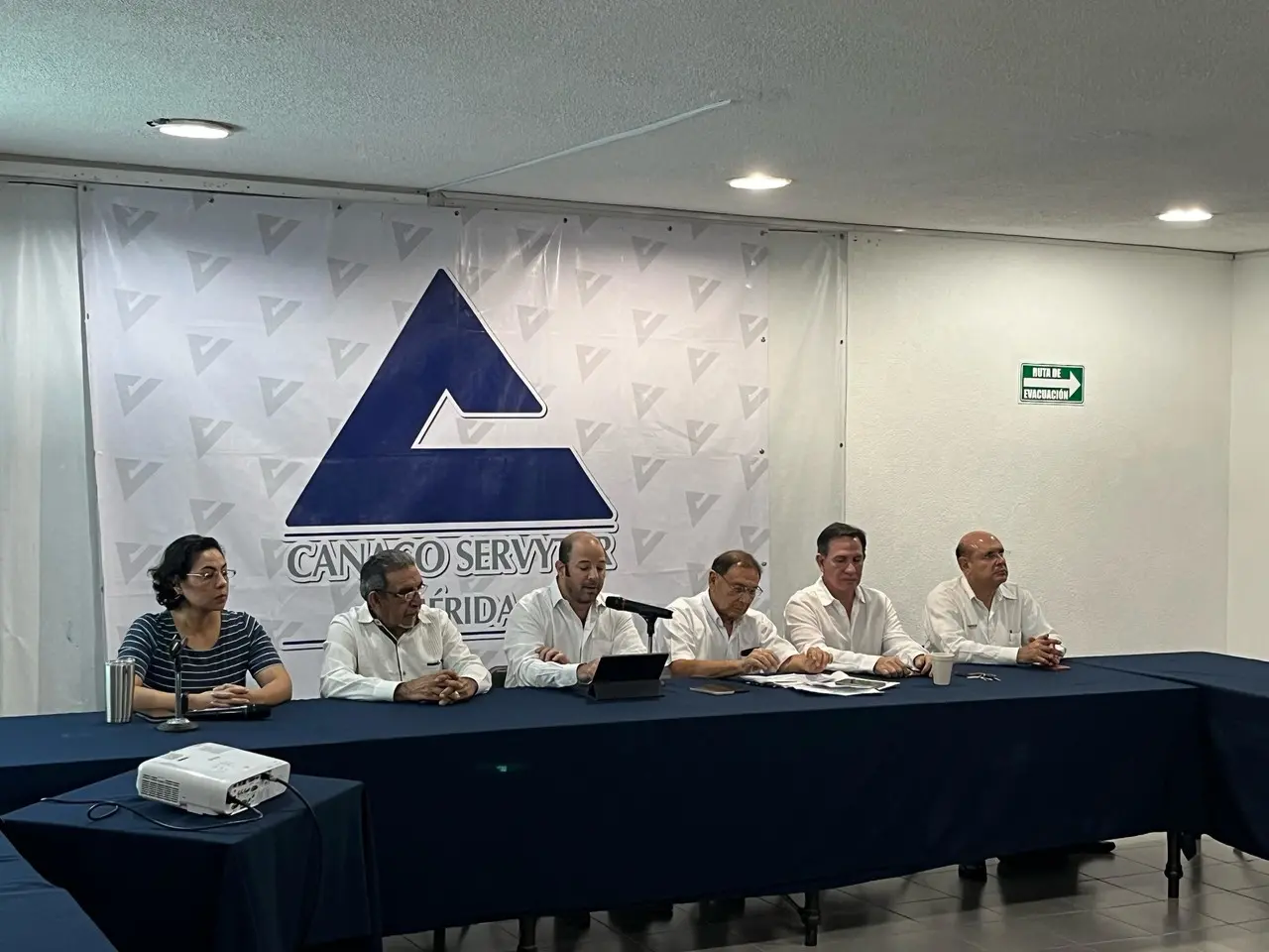 La Canaco Servytur informó en rueda de prensa sobre la realización de los Foros Democráticos 2024  en los cuales participarán los candidatos a elección popular de Yucatán.- Foto de Omar Xool Montelongo