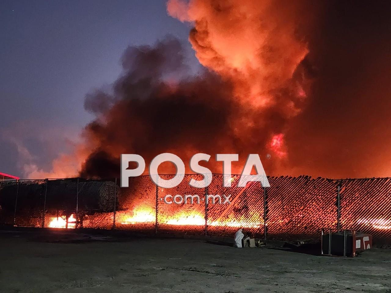 Ante la magnitud del incendio, los servicios de emergencia fueron alertados de inmediato y se desplegaron a la zona para controlar la situación. Foto: Especial/ POSTAMX