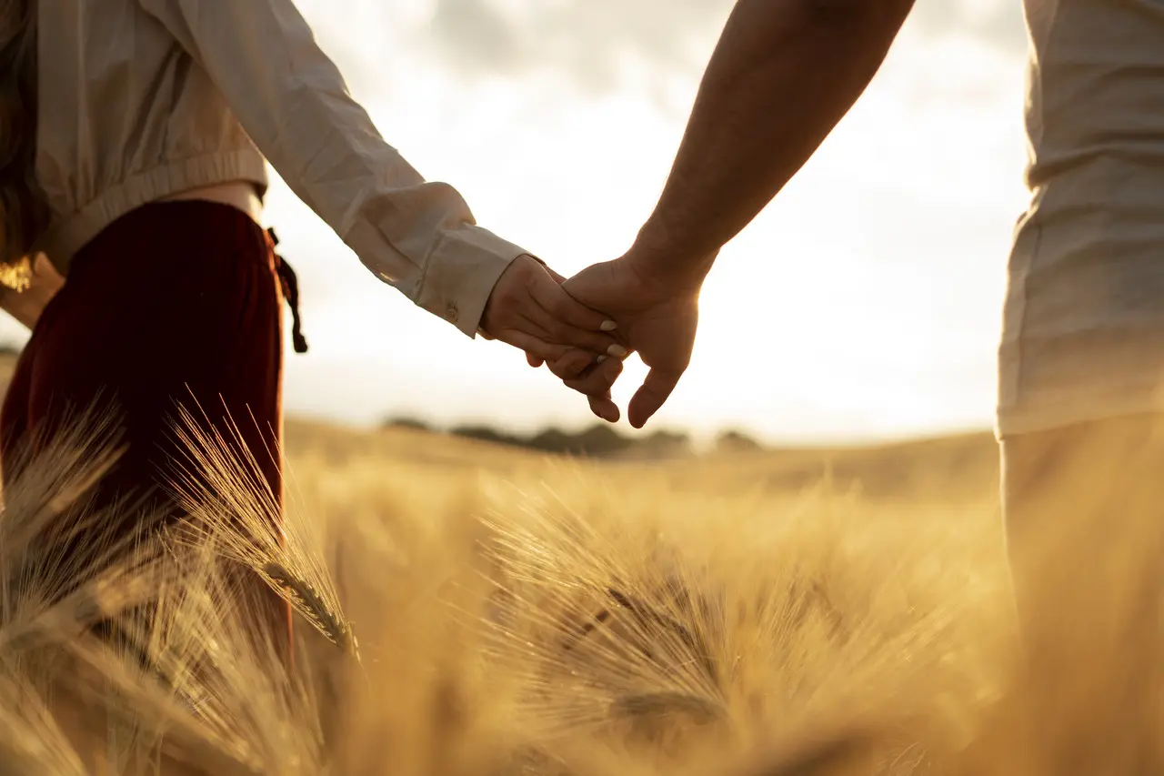 El propósito de este foro es explorar diversas perspectivas psicológicas relacionadas con el proceso de formación de parejas.  (Fotografía: Freepik)