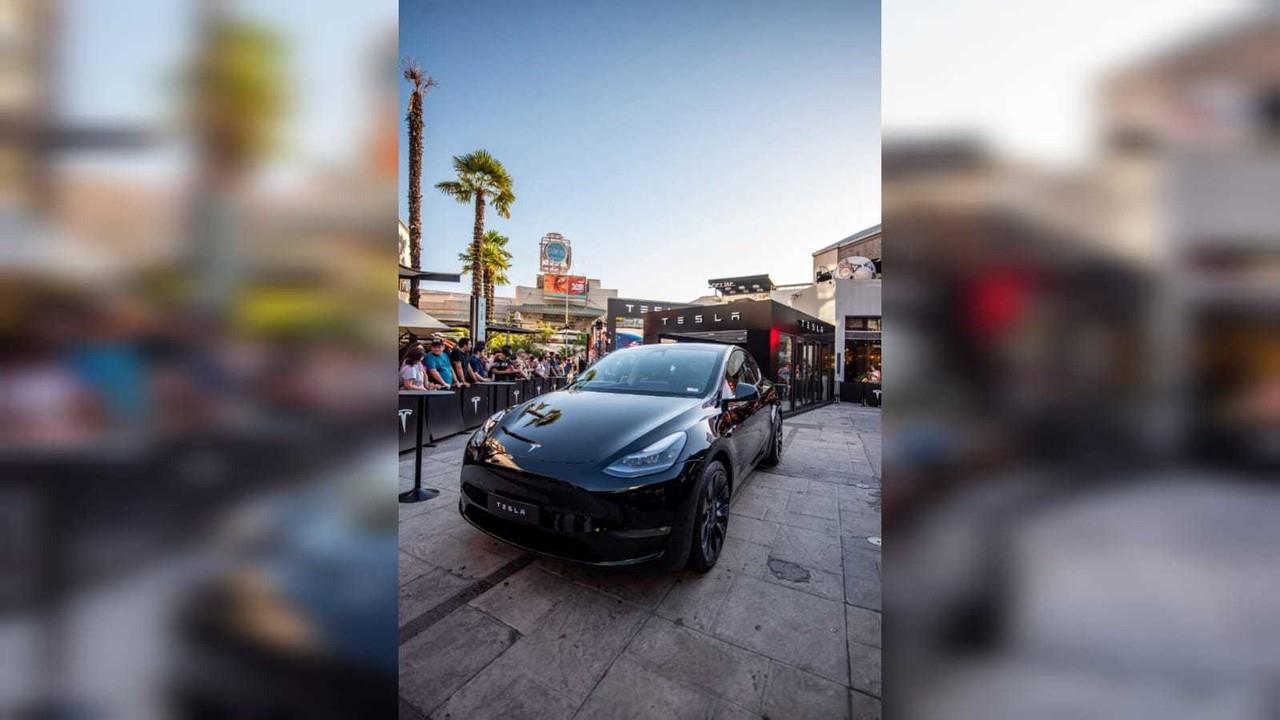 La tienda, ubicada en un exclusivo centro comercial de la capital chilena, exhibe los elegantes automóviles de la marca, conocidos por sus funciones de piloto automático. Foto: X/ @tesla_americas