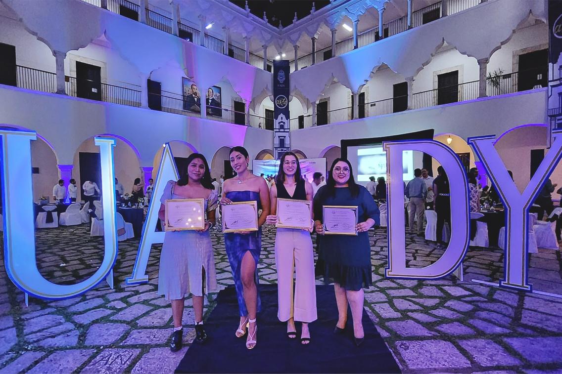 Cuatro estudiantes de la Uady fueron reconocidas en las áreas académica, deportiva, social y cultural en el marco de  un aniversario más de la NFU.- Foto de la Uady