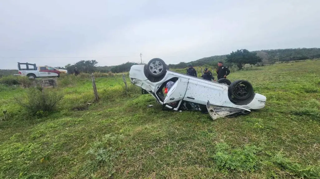 Vuelca mujer en la curva de la carretera Costera en Aldama