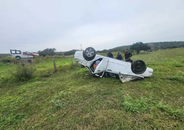 Vuelca mujer en la curva de la carretera Costera en Aldama