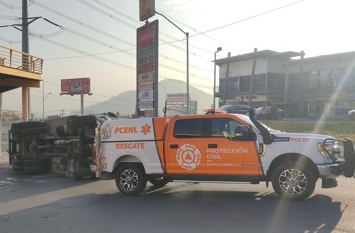 El hecho ocurre en la calle Adolfo Laubner y la lateral de avenida Lázaro Cárdenas en la colonia Valle de Mirador. Foto: Protección Civil de Nuevo León.