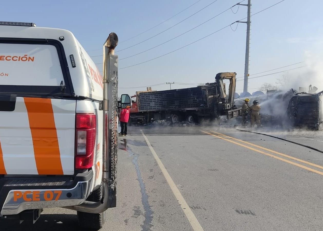 Como medida de seguridad, se ha cerrado la carretera en ambas circulaciones. Foto: Protección Civil de Nuevo León.