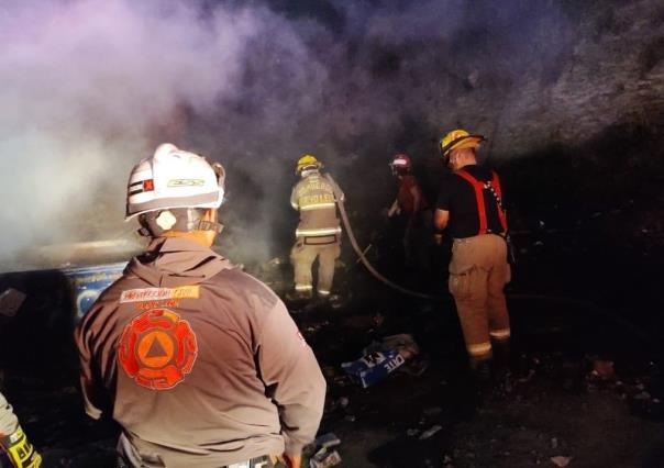 Consume incendio contenedor de basura en Monterrey