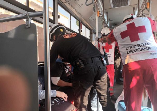 Chocan camión urbano y vehículo en el centro de Monterrey; hay cinco lesionados