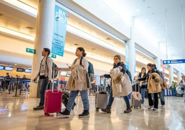 Entre lágrimas y risas, despiden a jóvenes yucatecos que van a estudiar a Canadá