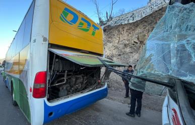 Caos vial en la México-Pachuca: chocan camiones y combi