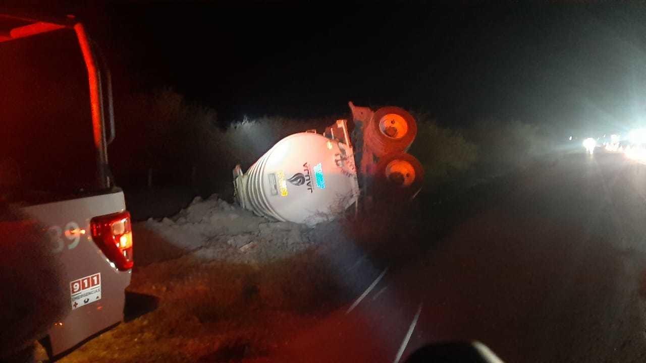 Vuelca pipa en carretera federal 101 en Tula, Tamaulipas