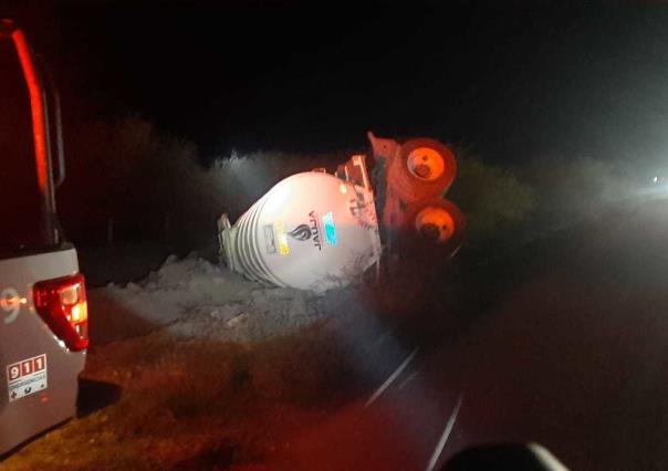 Vuelca pipa en carretera federal 101 en Tula, Tamaulipas